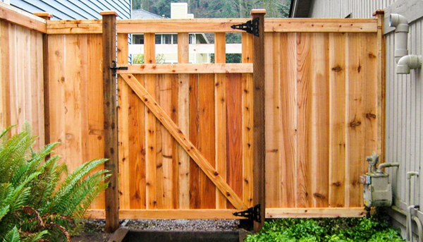 ¿Cómo arreglar una valla de madera suelta?