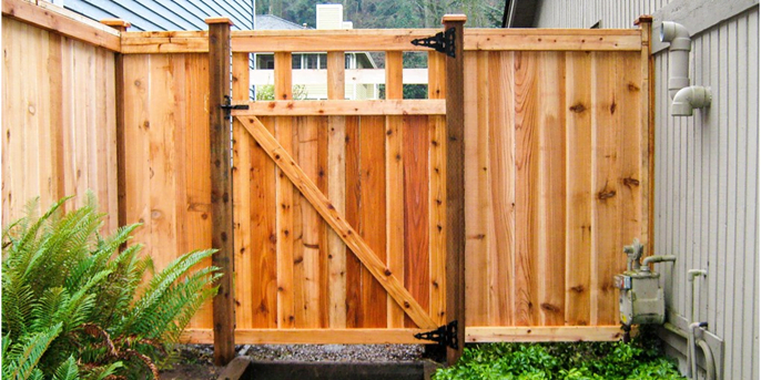 ¿Cómo arreglar una valla de madera suelta?