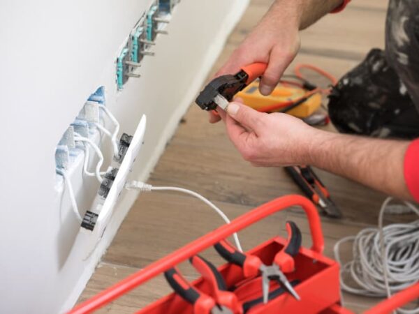 ¿Por qué contratar a un electricista para emergencias?