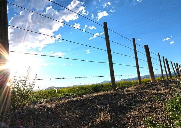 Una breve guía para construir una cerca en una granja (sin cavar agujeros para postes)