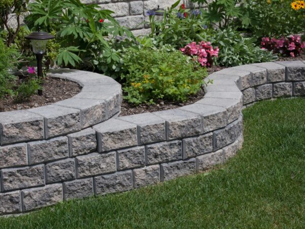 Los mejores ladrillos para construir un muro de jardín en casa.