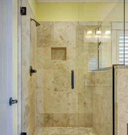 ¿Cómo cambiar bañera antigua por plato de ducha moderno?