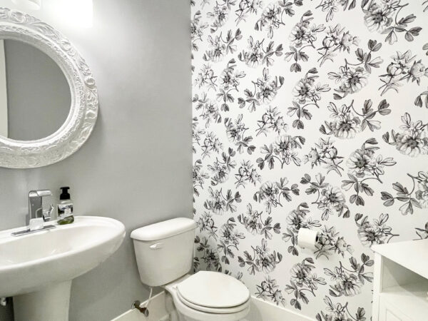 ¿El color o el papel pintado se adapta mejor a tu baño?