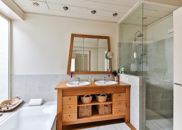 ¿Son buenos los muebles de madera para el baño?