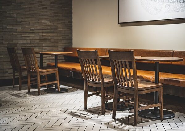 ¿Qué tipos de sillas triunfan al decorar restaurantes?