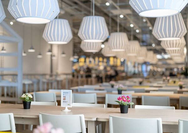 Lámparas blancas, decoración minimalista y luminosa