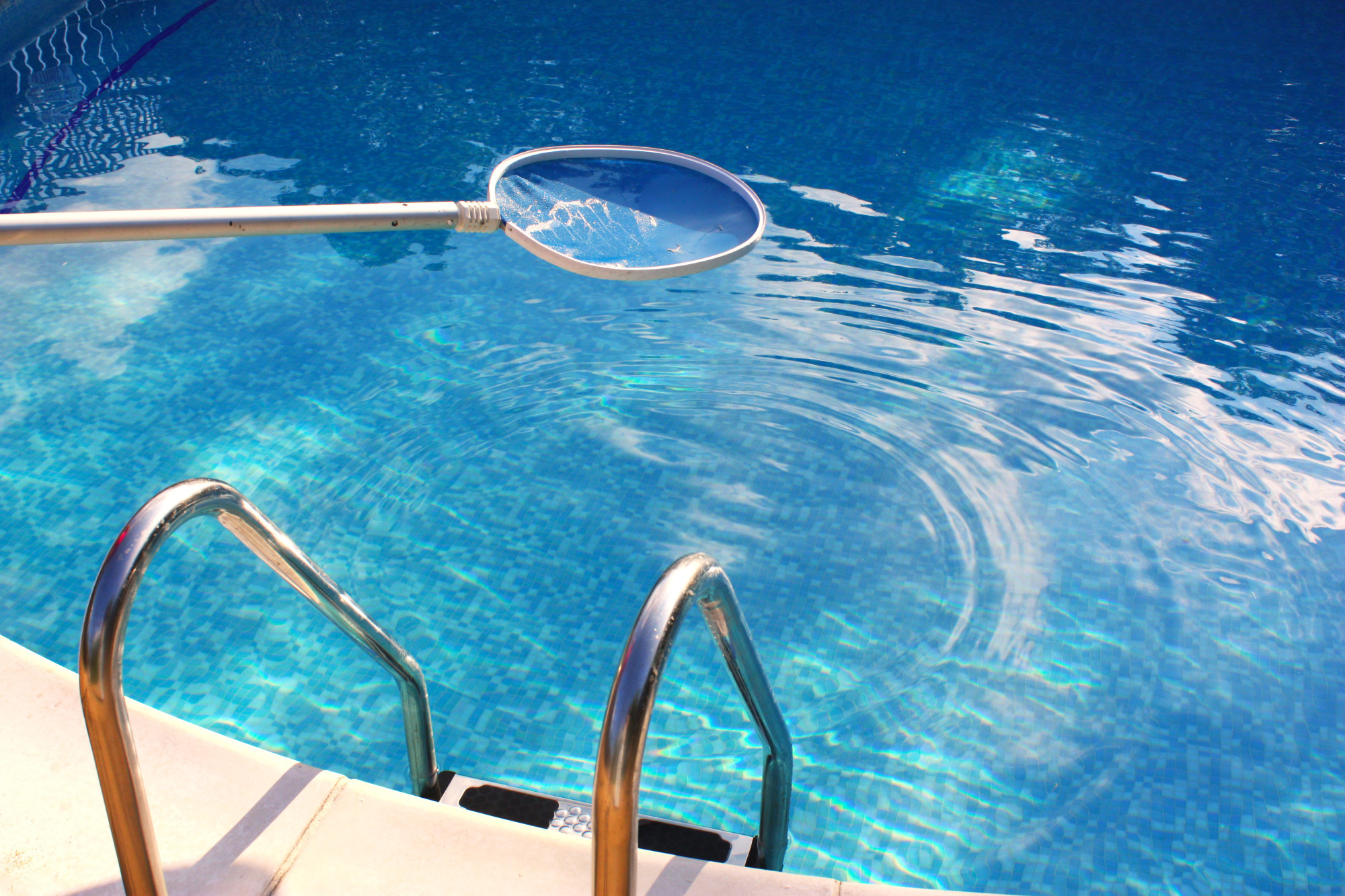 Cómo mantener su piscina limpia durante todo el verano