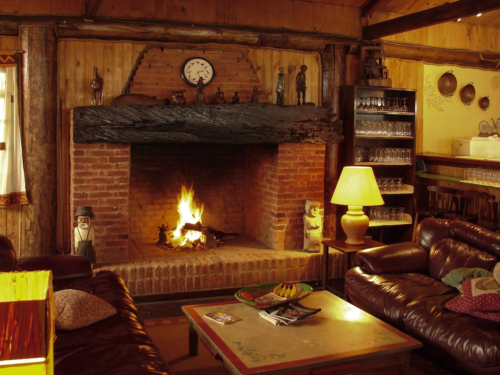 3 acogedoras ideas de chimeneas para calentar tu hogar