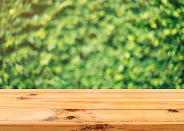 Guía definitiva para elegir y mantener una mesa de madera para exteriores