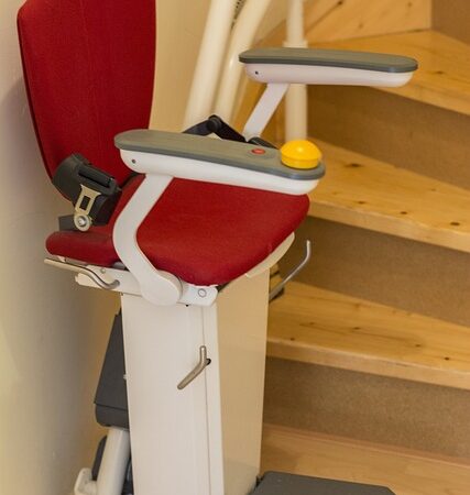 Razones para instalar una silla salvaescaleras elevadora en tu hogar