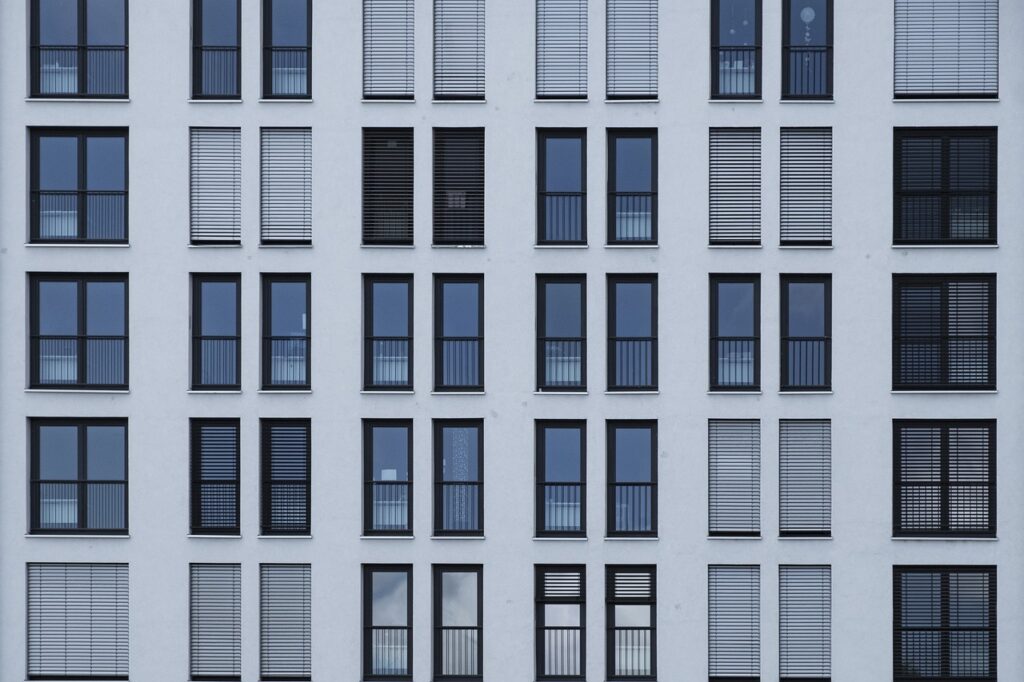 pared exterior con ventanas